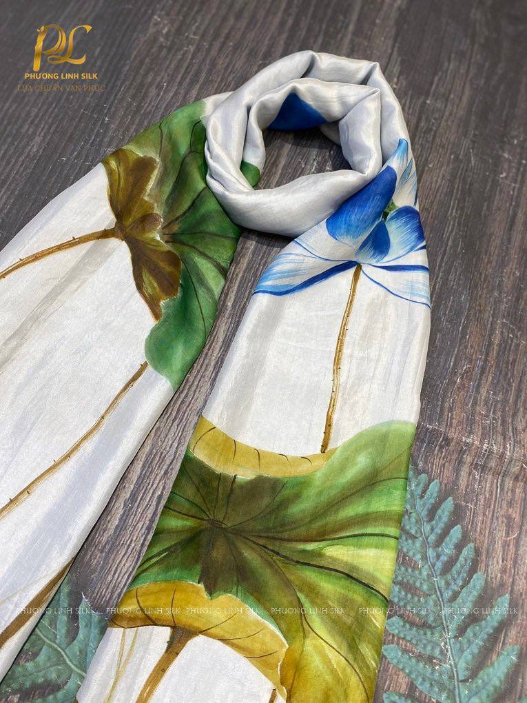 KHĂN LỤA VẼ MÀU NƯỚC NGHỆ THUẬT 100% TƠ TẰM HOA SEN QUỐC