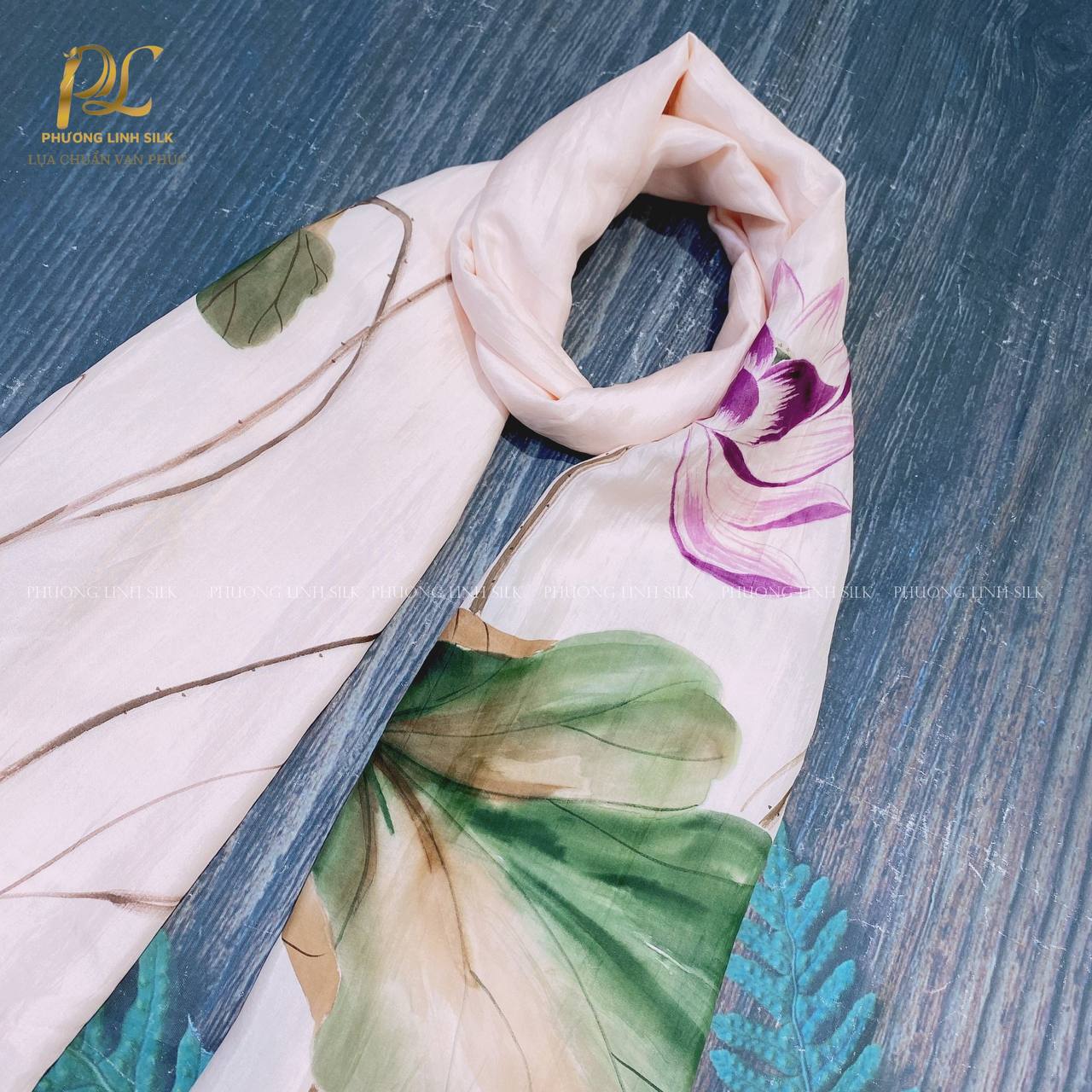 KHĂN LỤA VẼ MÀU NƯỚC NGHỆ THUẬT 100% TƠ TẰM HOA SEN QUỐC