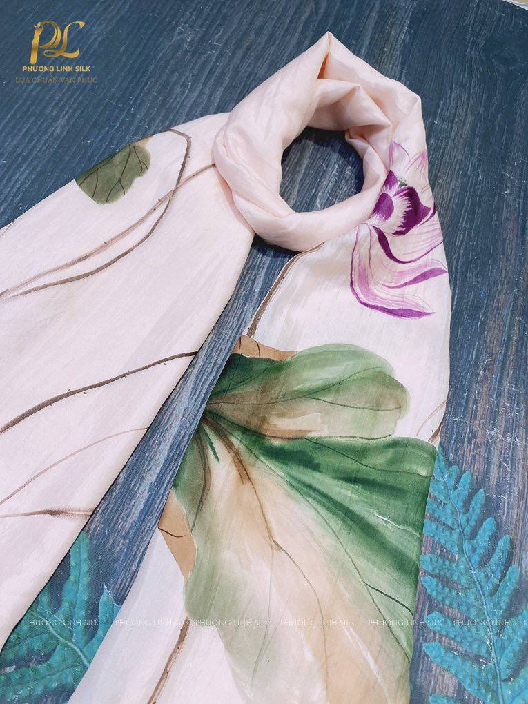 KHĂN LỤA VẼ MÀU NƯỚC NGHỆ THUẬT 100% TƠ TẰM HOA SEN QUỐC