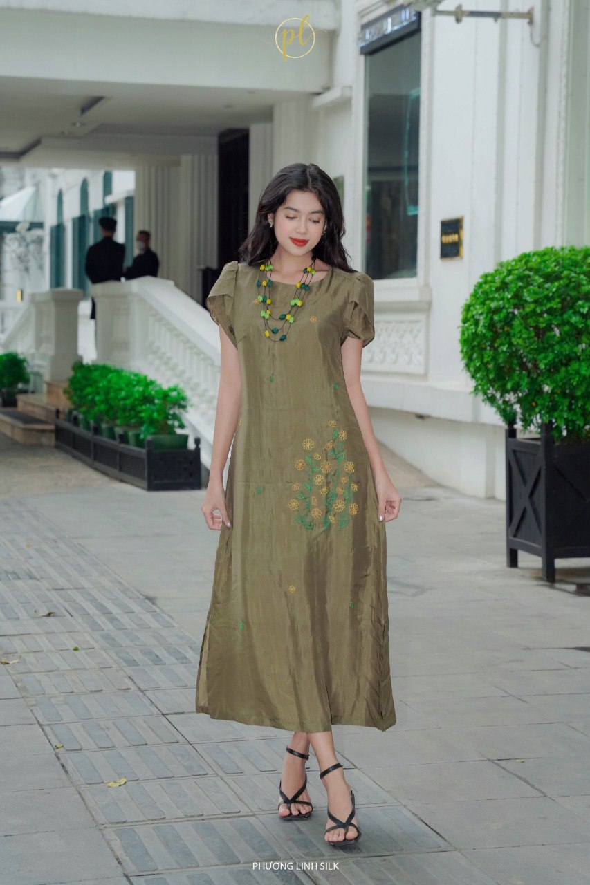VÁY LỤA NHẸ TAY SEN THÊU 100% TƠ TẰM