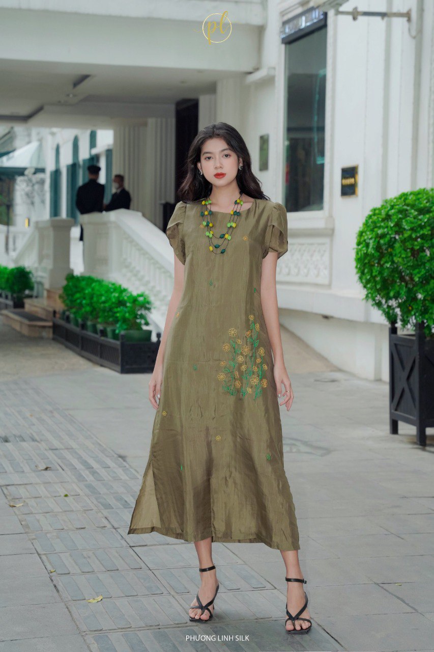 VÁY LỤA NHẸ TAY SEN THÊU 100% TƠ TẰM
