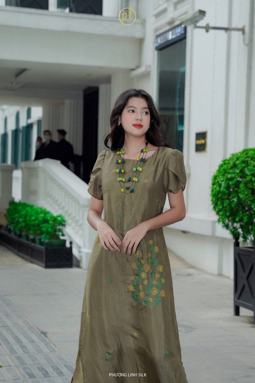VÁY LỤA NHẸ TAY SEN THÊU 100% TƠ TẰM