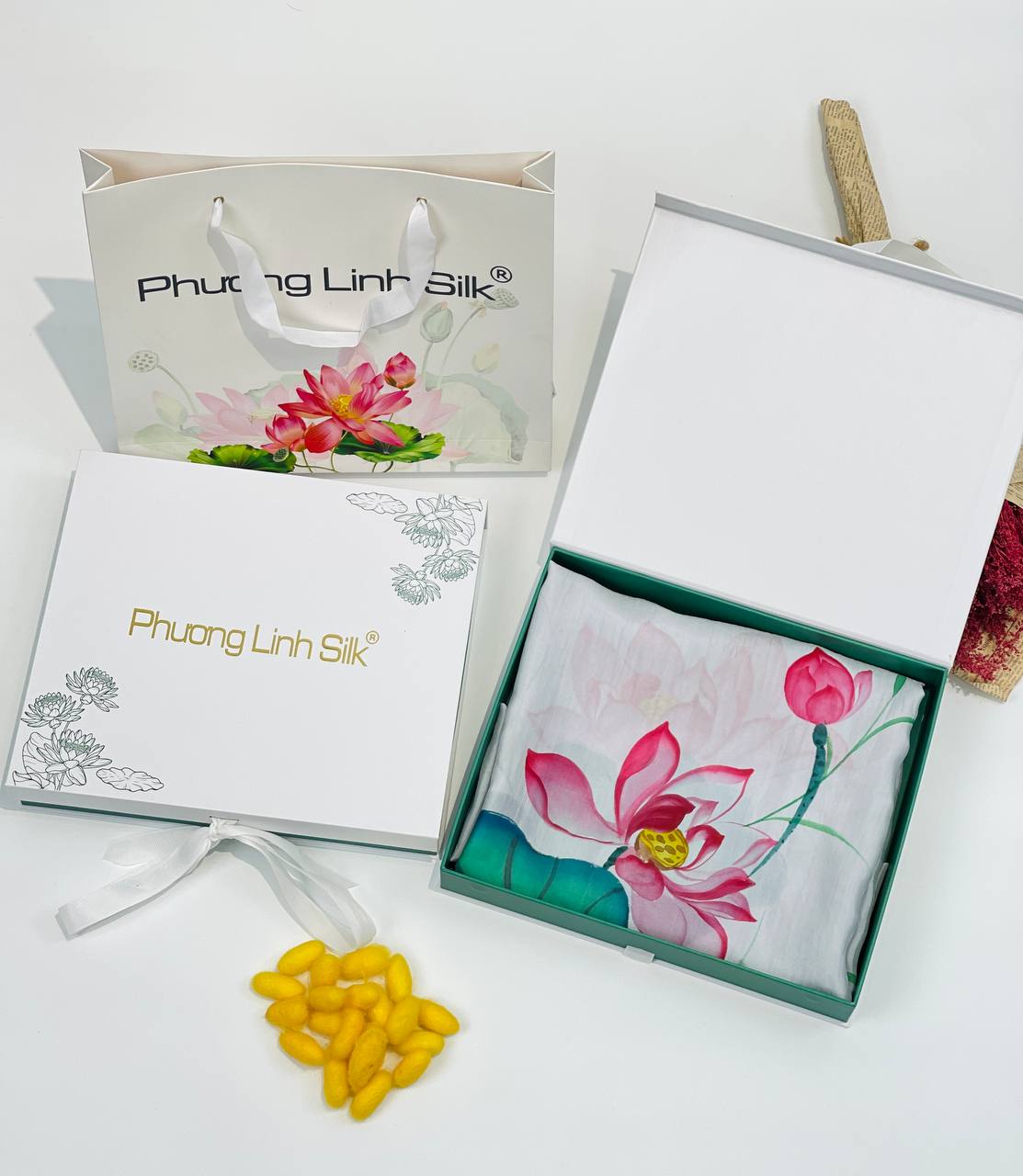 KHĂN LỤA VẼ MÀU NƯỚC NGHỆ THUẬT 100% TƠ TẰM HOA SEN QUỐC