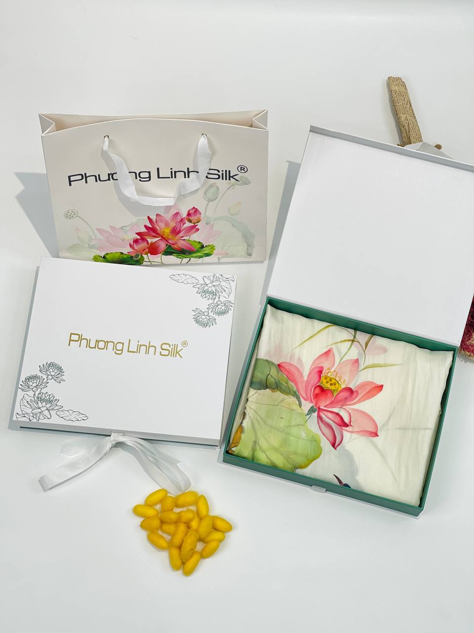 KHĂN LỤA VẼ MÀU NƯỚC NGHỆ THUẬT 100% TƠ TẰM HOA SEN QUỐC