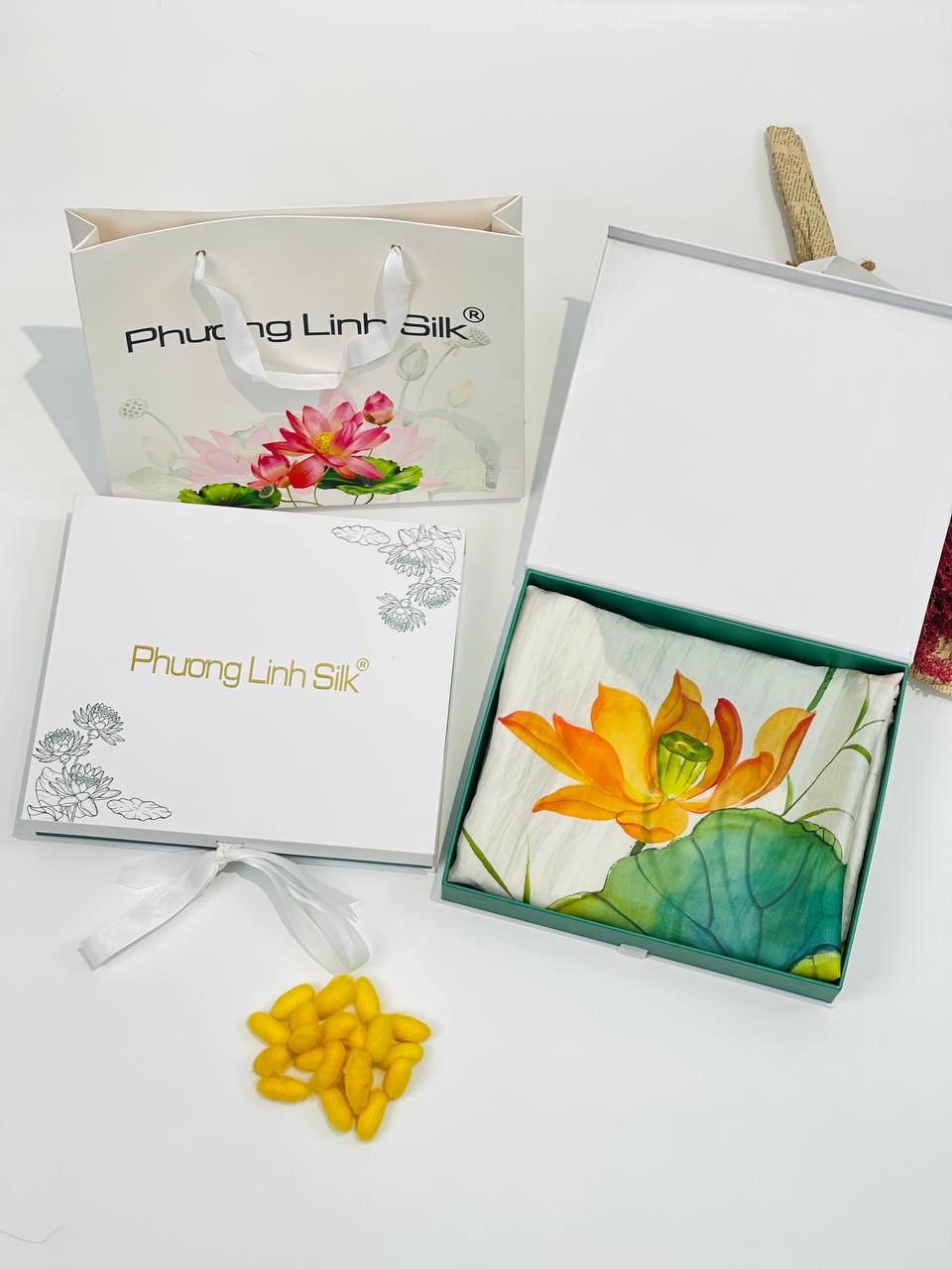 KHĂN LỤA VẼ MÀU NƯỚC NGHỆ THUẬT 100% TƠ TẰM HOA SEN QUỐC