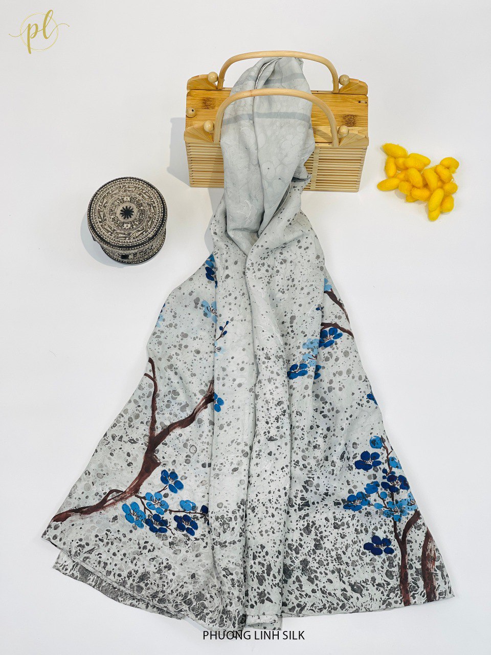 KHĂN LỤA TƠ TẰM VẼ TAY THỦY ẤN ĐỘC BẢN HOA ĐÀO