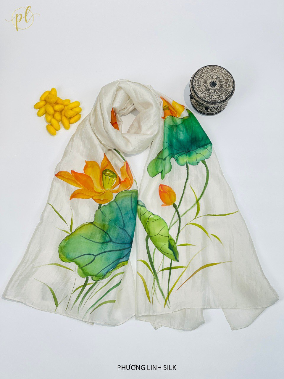 KHĂN LỤA VẼ MÀU NƯỚC NGHỆ THUẬT 100% TƠ TẰM HOA SEN QUỐC