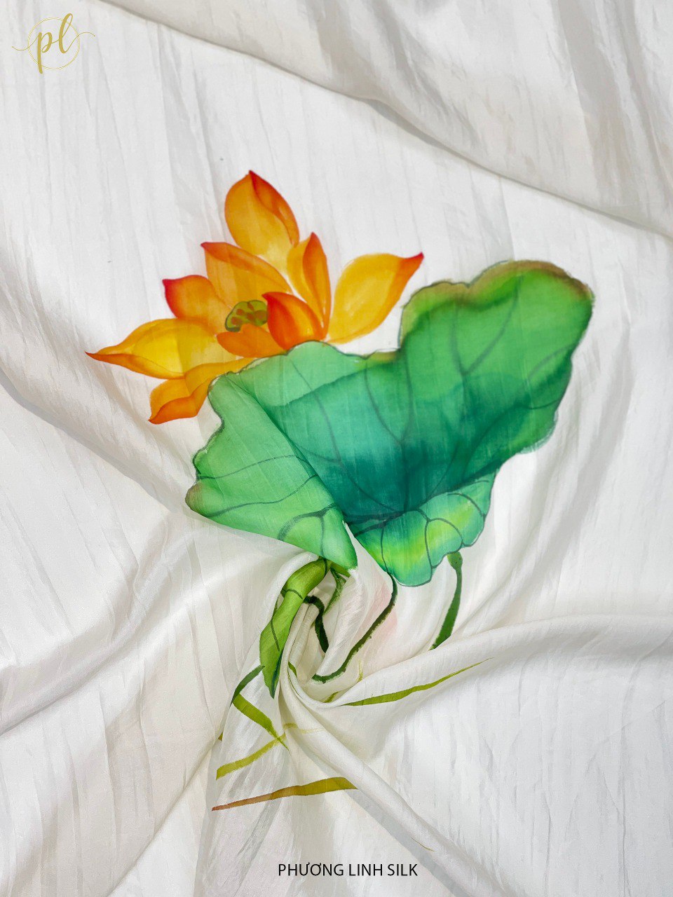 KHĂN LỤA VẼ MÀU NƯỚC NGHỆ THUẬT 100% TƠ TẰM HOA SEN QUỐC