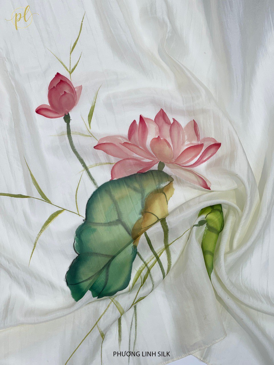KHĂN LỤA VẼ MÀU NƯỚC NGHỆ THUẬT 100% TƠ TẰM HOA SEN QUỐC