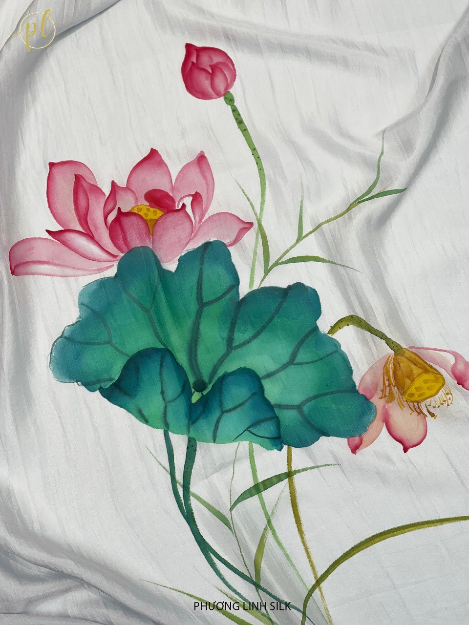 KHĂN LỤA VẼ MÀU NƯỚC NGHỆ THUẬT 100% TƠ TẰM HOA SEN QUỐC