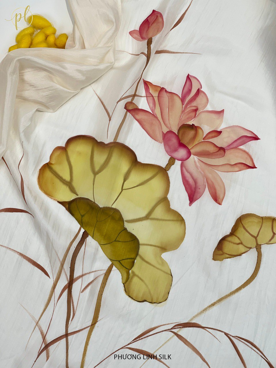 KHĂN LỤA VẼ MÀU NƯỚC NGHỆ THUẬT 100% TƠ TẰM HOA SEN QUỐC