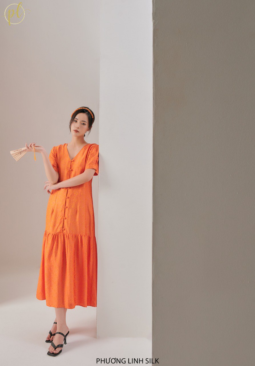 VÁY LỤA CỔ V BÈO GẤU KHUY TRƯỚC CÚC CAM