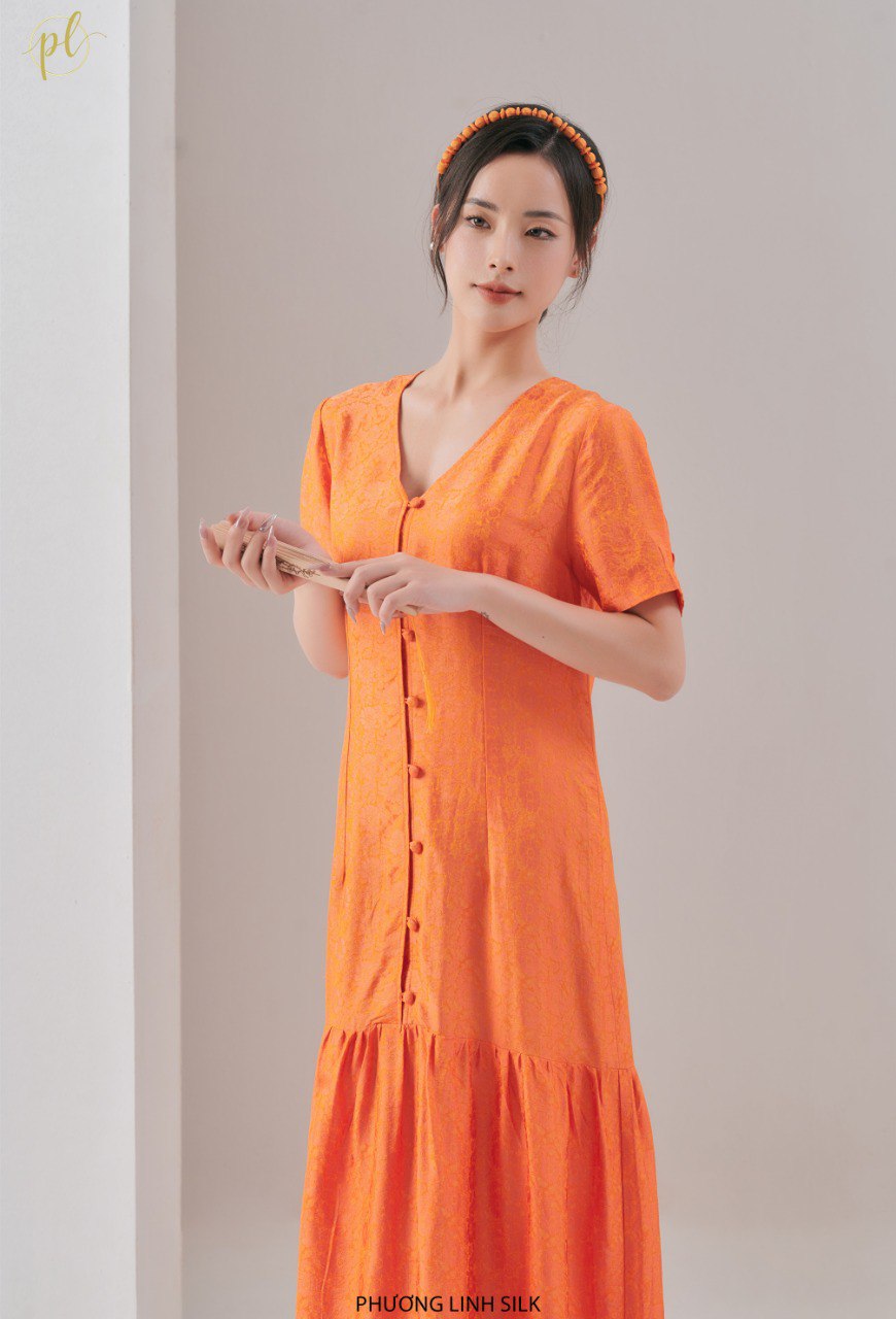 VÁY LỤA CỔ V BÈO GẤU KHUY TRƯỚC CÚC CAM