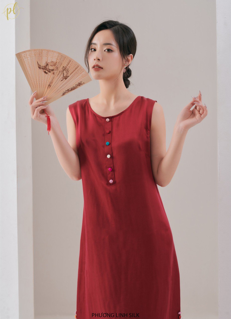 VÁY LỤA KHUY BỌC ĐUÔI TÔM ĐỎ ĐÔ