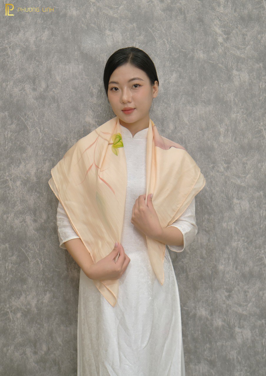 KHĂN LỤA VẼ TAY THỦ CÔNG NGHỆ THUẬT HOA SEN QUỐC