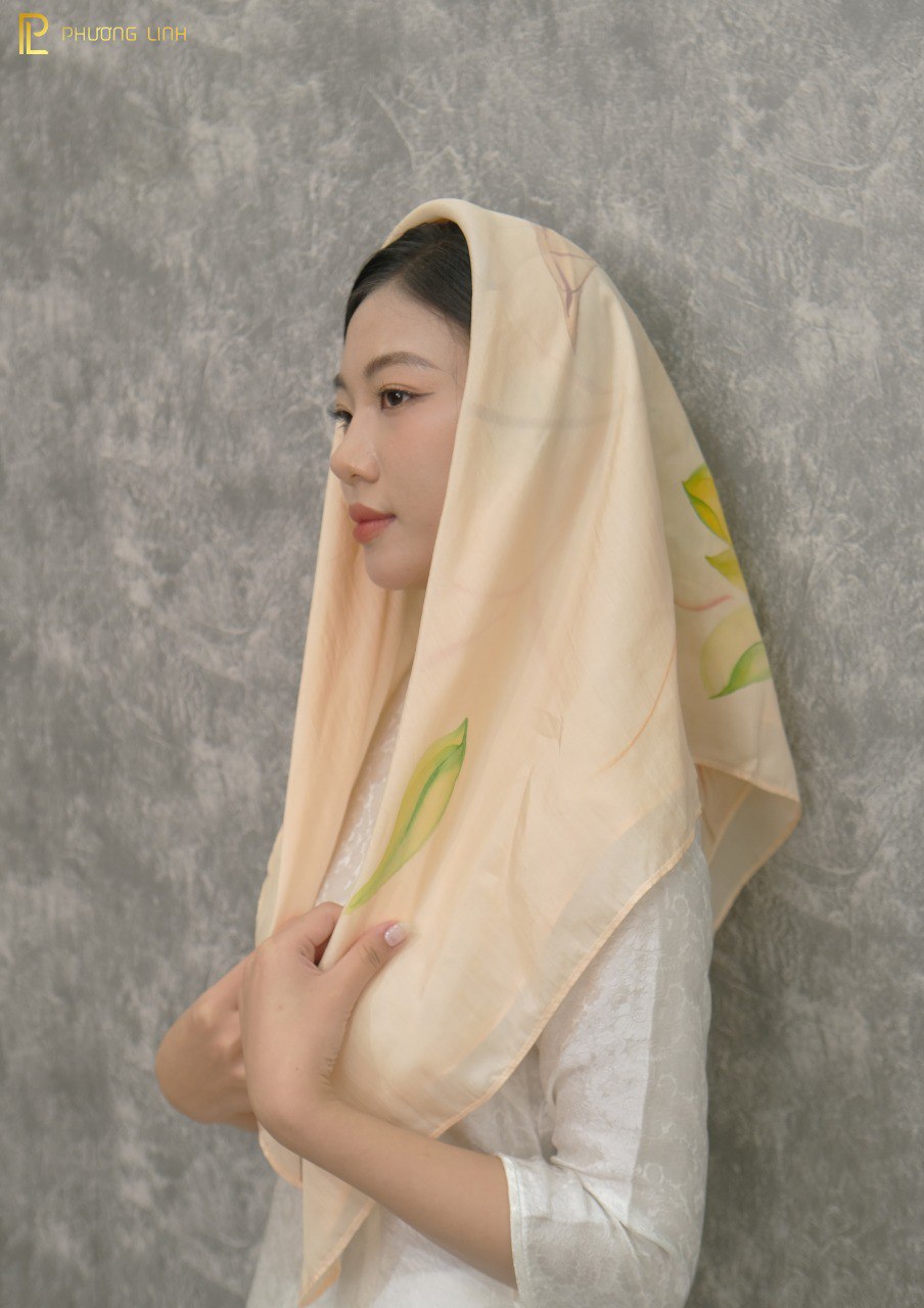 KHĂN LỤA VẼ TAY THỦ CÔNG NGHỆ THUẬT HOA SEN QUỐC