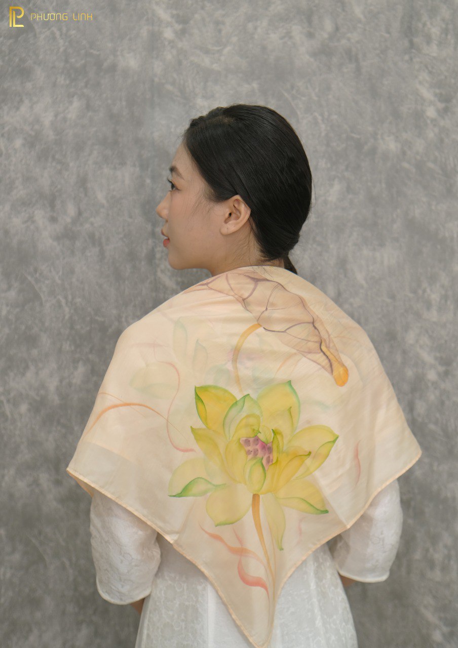 KHĂN LỤA VẼ TAY THỦ CÔNG NGHỆ THUẬT HOA SEN QUỐC