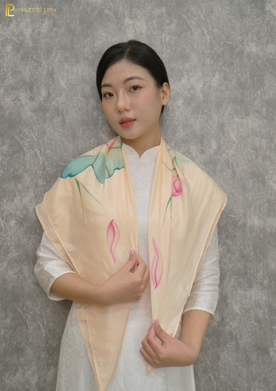 KHĂN LỤA VẼ TAY THỦ CÔNG NGHỆ THUẬT HOA SEN QUỐC