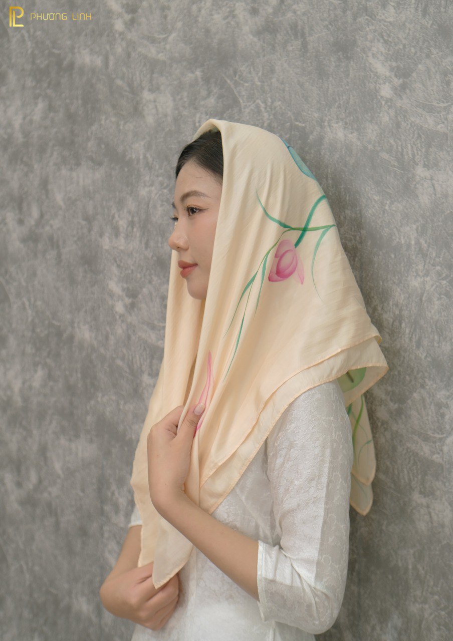 KHĂN LỤA VẼ TAY THỦ CÔNG NGHỆ THUẬT HOA SEN QUỐC