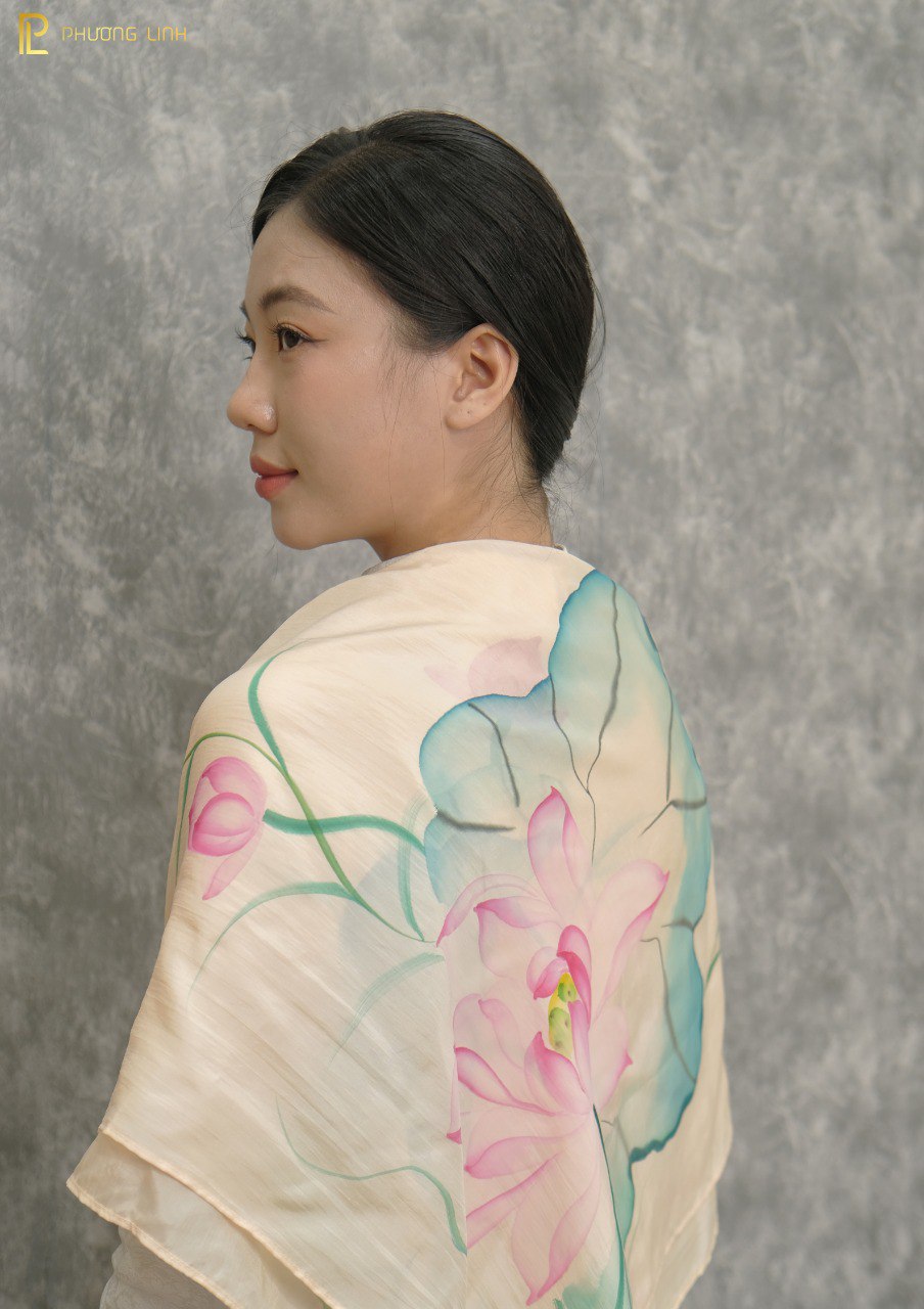 KHĂN LỤA VẼ TAY THỦ CÔNG NGHỆ THUẬT HOA SEN QUỐC