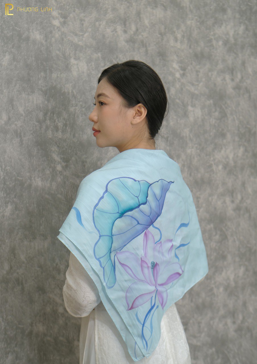 KHĂN LỤA VẼ TAY THỦ CÔNG NGHỆ THUẬT HOA SEN QUỐC