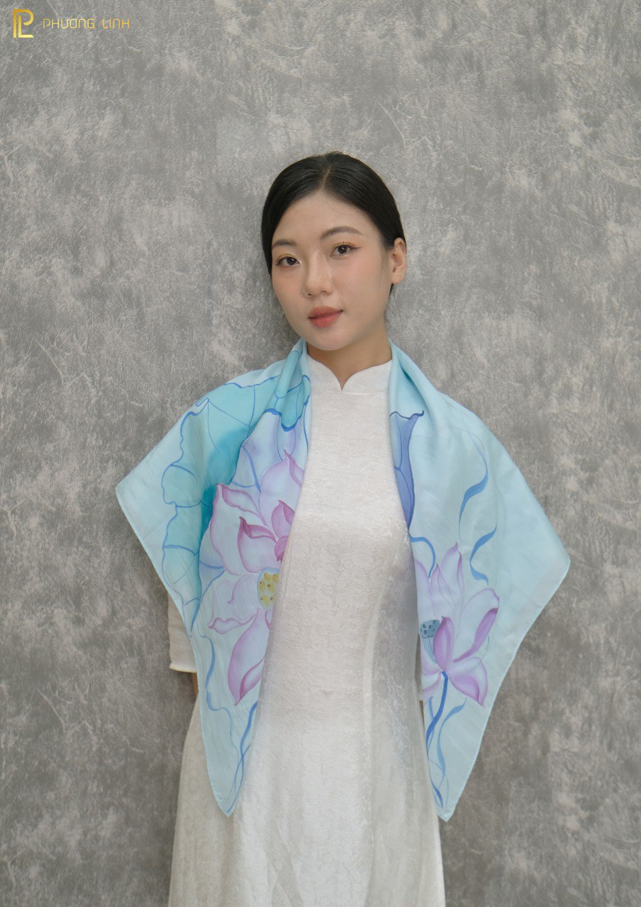 KHĂN LỤA VẼ TAY THỦ CÔNG NGHỆ THUẬT HOA SEN QUỐC