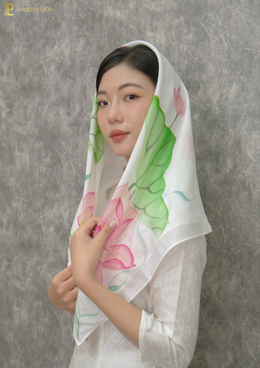 KHĂN LỤA VẼ TAY THỦ CÔNG NGHỆ THUẬT HOA SEN QUỐC