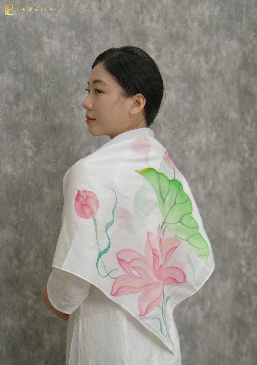 KHĂN LỤA VẼ TAY THỦ CÔNG NGHỆ THUẬT HOA SEN QUỐC