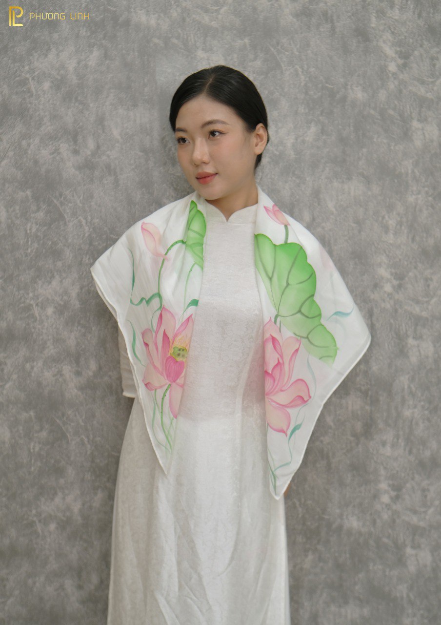 KHĂN LỤA VẼ TAY THỦ CÔNG NGHỆ THUẬT HOA SEN QUỐC