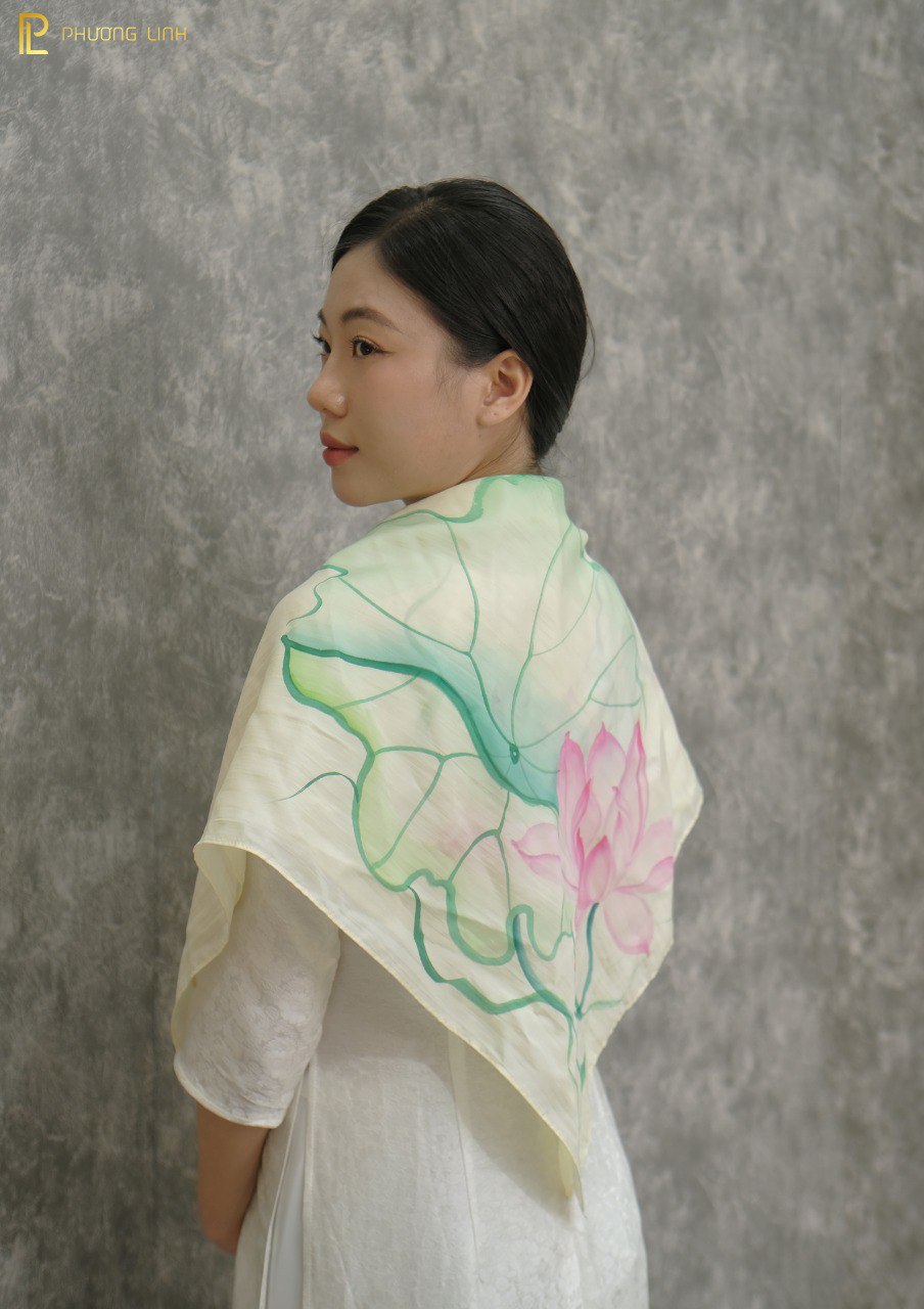 KHĂN LỤA VẼ TAY THỦ CÔNG NGHỆ THUẬT HOA SEN QUỐC