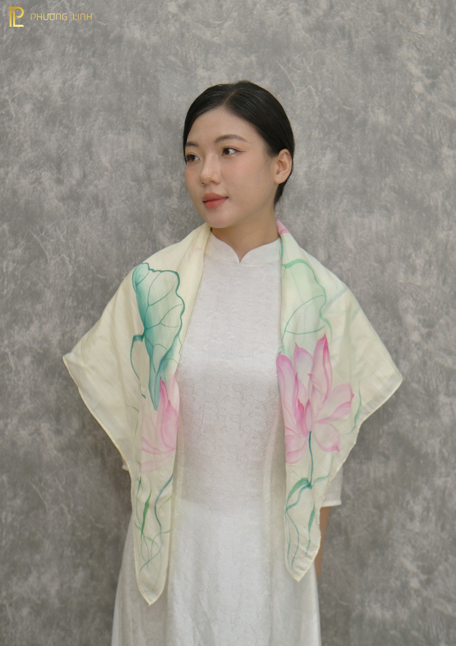 KHĂN LỤA VẼ TAY THỦ CÔNG NGHỆ THUẬT HOA SEN QUỐC