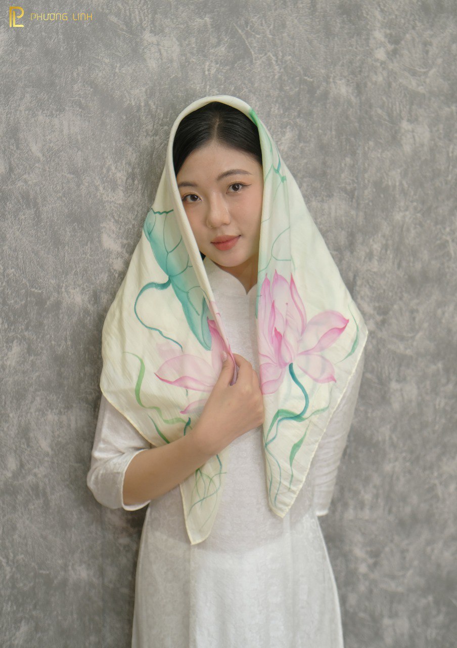 KHĂN LỤA VẼ TAY THỦ CÔNG NGHỆ THUẬT HOA SEN QUỐC