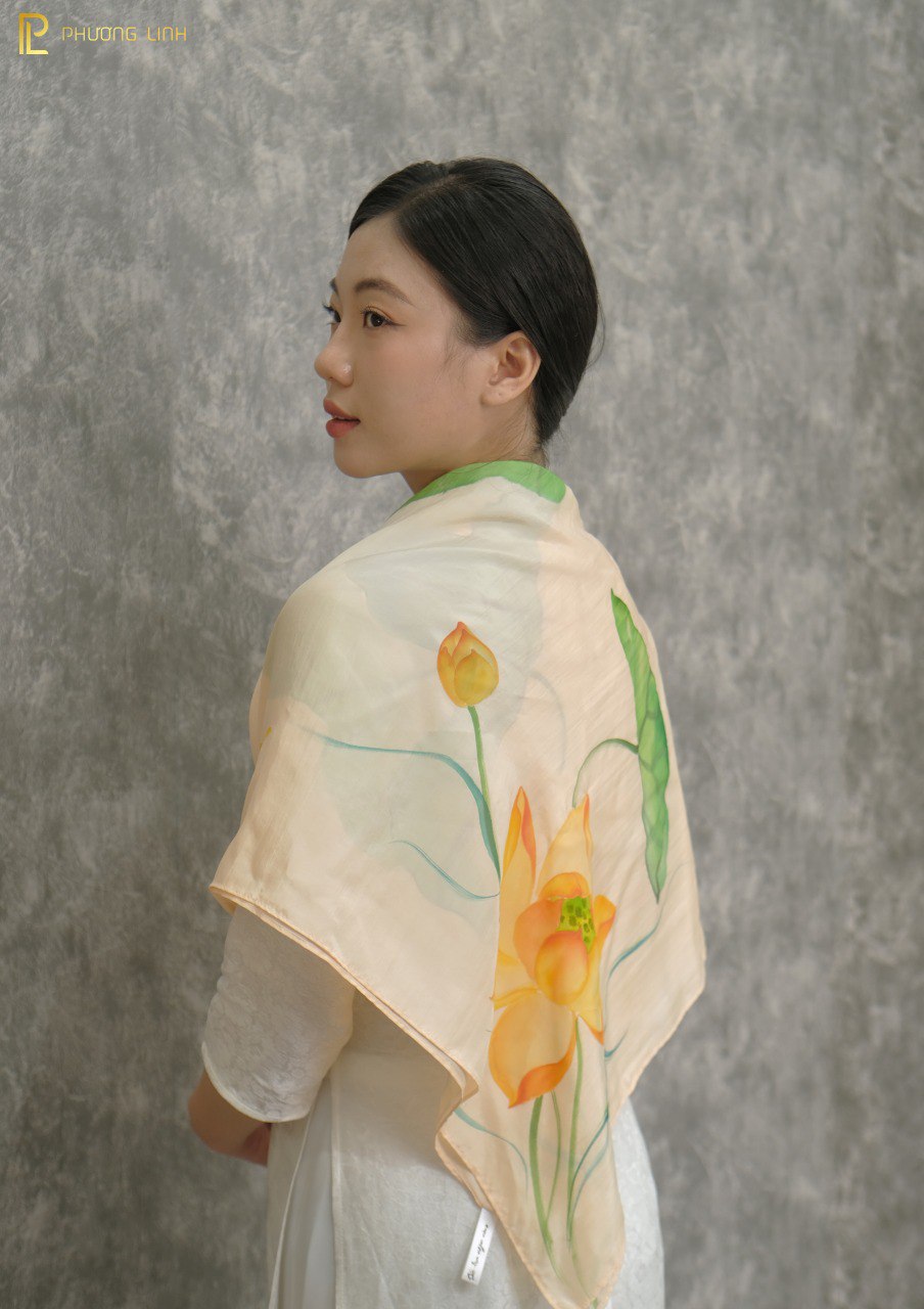 KHĂN LỤA VẼ TAY THỦ CÔNG NGHỆ THUẬT HOA SEN QUỐC