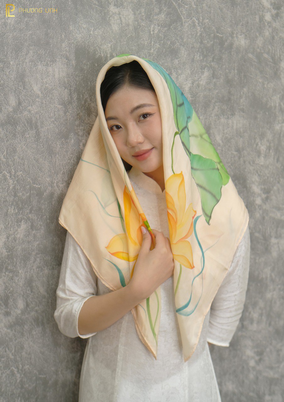 KHĂN LỤA VẼ TAY THỦ CÔNG NGHỆ THUẬT HOA SEN QUỐC