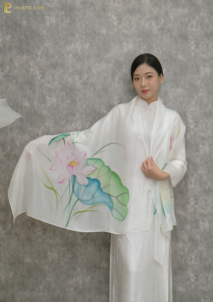 KHĂN LỤA VẼ MÀU NƯỚC NGHỆ THUẬT ĐỘC BẢN 100% TƠ TẰM HOA SEN QUỐC