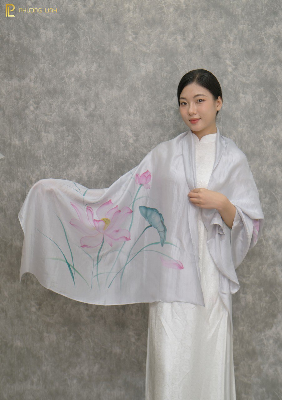 KHĂN LỤA VẼ MÀU NƯỚC NGHỆ THUẬT ĐỘC BẢN 100% TƠ TẰM HOA SEN QUỐC