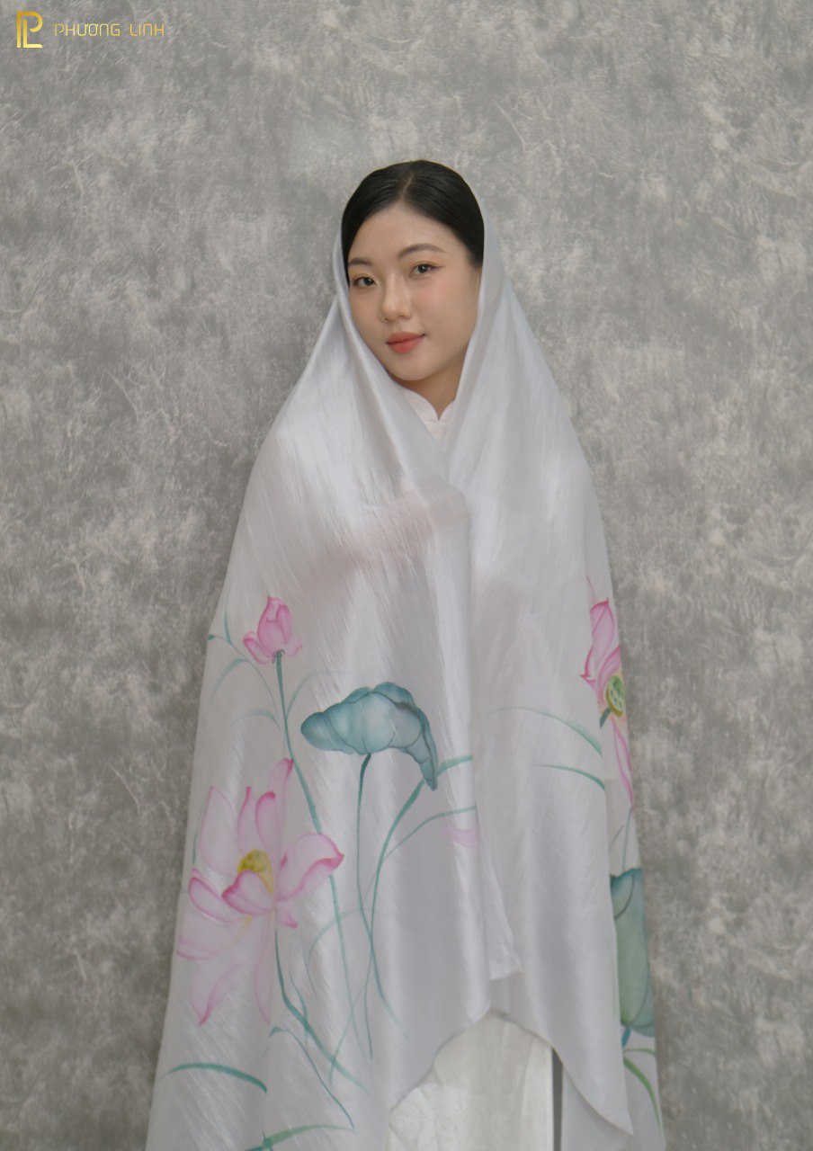 KHĂN LỤA VẼ MÀU NƯỚC NGHỆ THUẬT ĐỘC BẢN 100% TƠ TẰM HOA SEN QUỐC