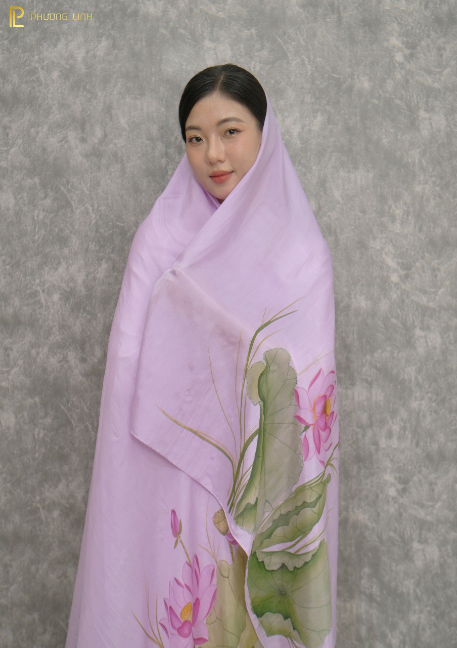 KHĂN LỤA VẼ MÀU NƯỚC NGHỆ THUẬT ĐỘC BẢN 100% TƠ TẰM HOA SEN QUỐC