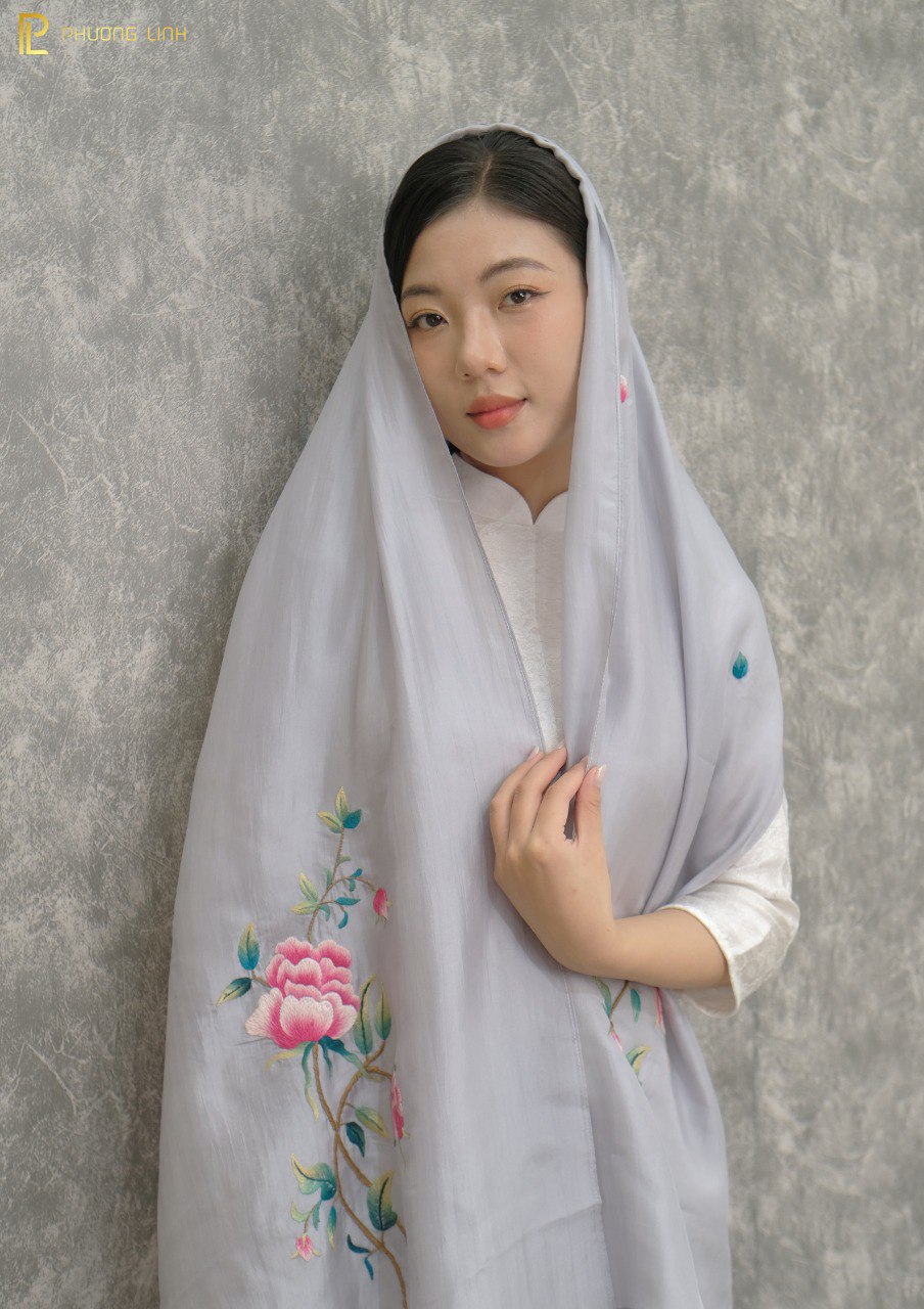 KHĂN LỤA TƠ TẰM THÊU TAY THỦ CÔNG THÊU HOA HỒNG