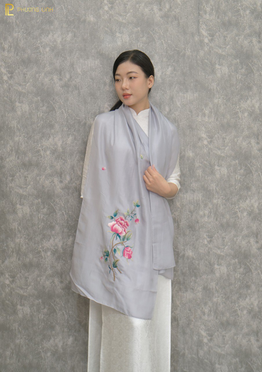 KHĂN LỤA TƠ TẰM THÊU TAY THỦ CÔNG THÊU HOA HỒNG