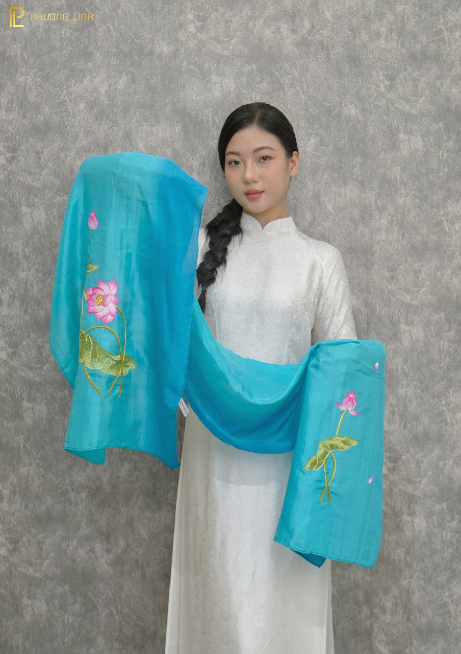 KHĂN LỤA TƠ TẰM THÊU TAY THỦ CÔNG  HOA SEN QUỐC