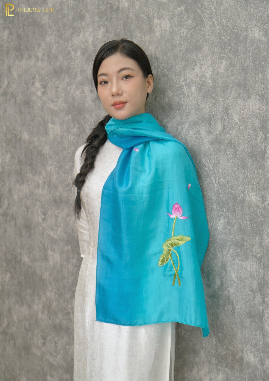 KHĂN LỤA TƠ TẰM THÊU TAY THỦ CÔNG  HOA SEN QUỐC