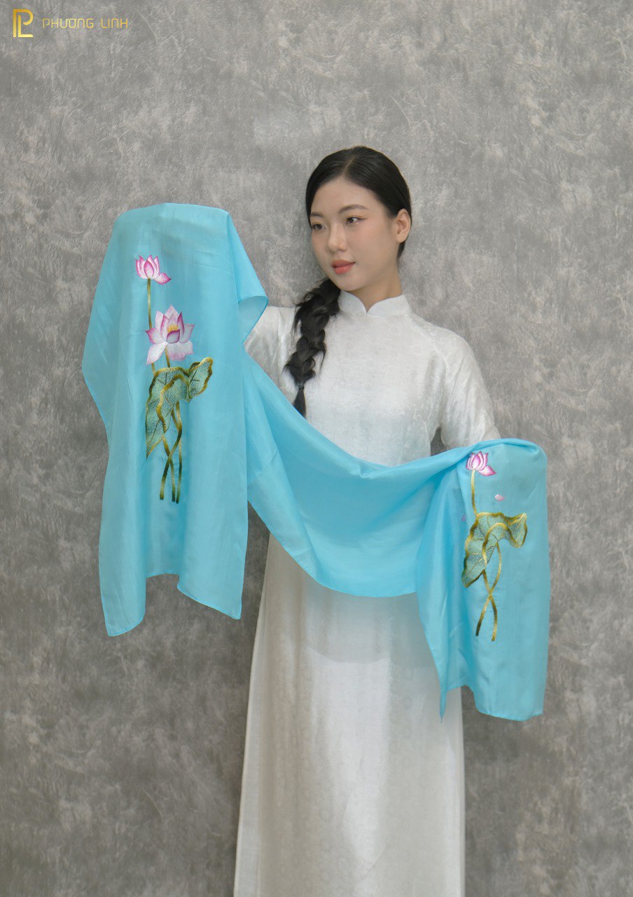 KHĂN LỤA TƠ TẰM THÊU TAY THỦ CÔNG CHỈ TƠ HOA SEN QUỐC