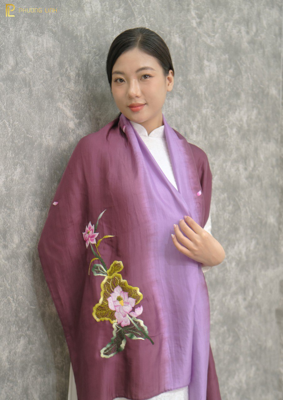 KHĂN LỤA TƠ TẰM THÊU TAY THỦ CÔNG HOA SEN QUỐC