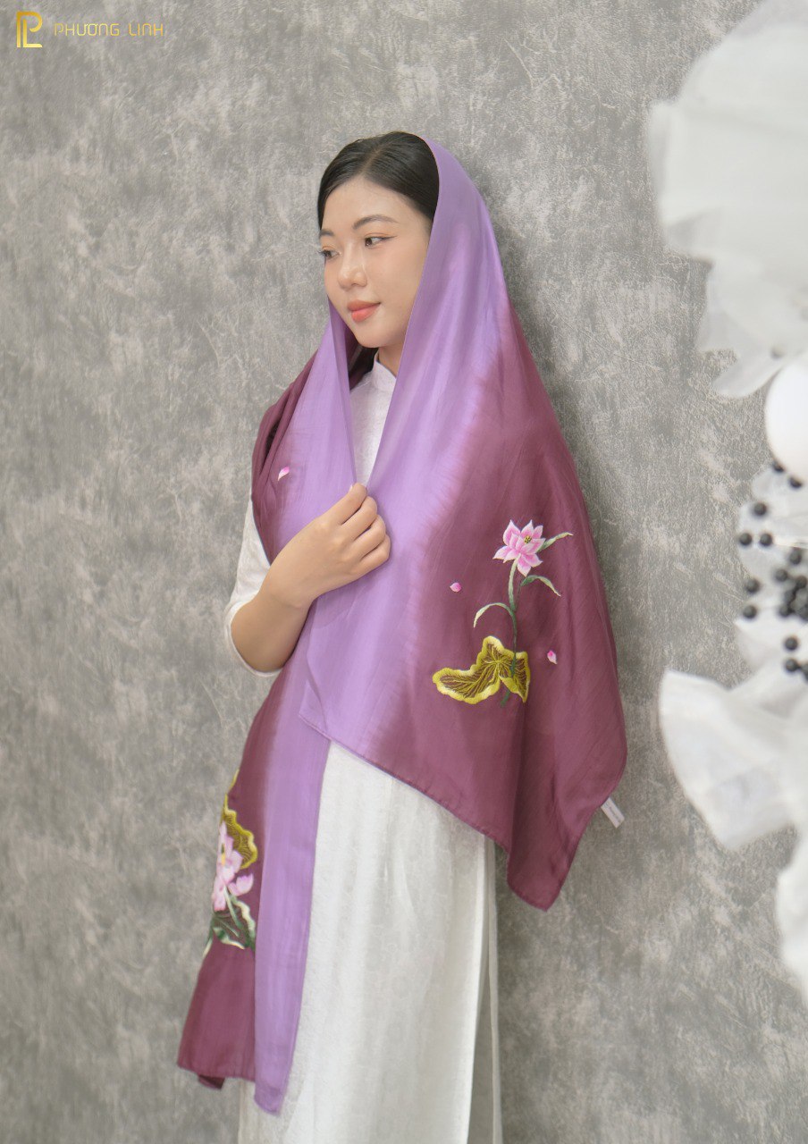 KHĂN LỤA TƠ TẰM THÊU TAY THỦ CÔNG HOA SEN QUỐC