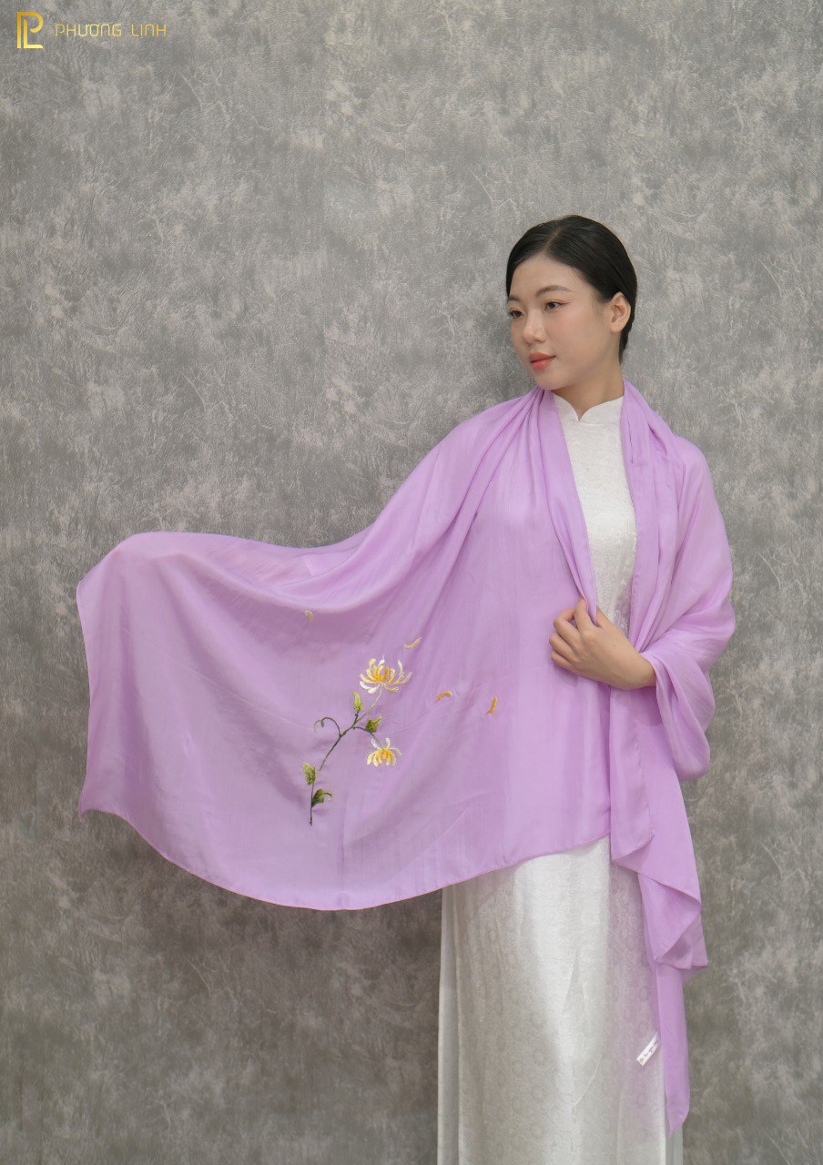 KHĂN LỤA TƠ TẰM THÊU TAY THỦ CÔNG CHỈ TƠ HOA CÚC VẠN THỌ