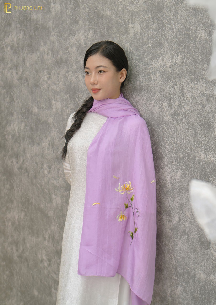 KHĂN LỤA TƠ TẰM THÊU TAY THỦ CÔNG CHỈ TƠ HOA CÚC VẠN THỌ