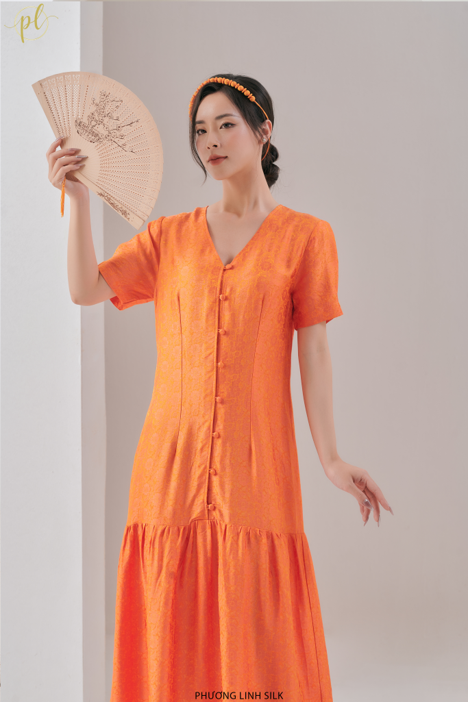 VÁY LỤA CỔ V BÈO GẤU KHUY TRƯỚC CÚC CAM