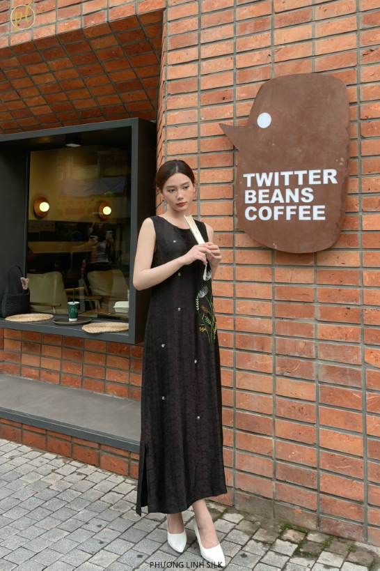 VÁY LỤA TƠ TẰM THÊU TAY ĐEN CÚC