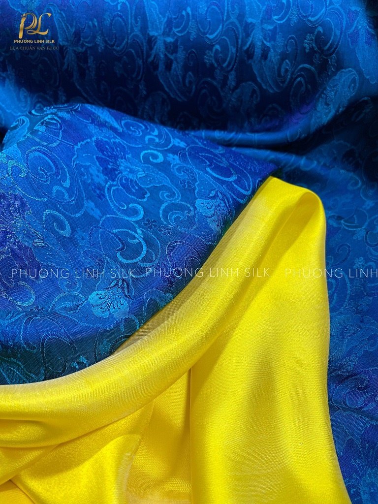VẢI LỤA SATIN TƠ TẰM HOA BAN MÀU XANH COBAN VÀ VẢI SATIN TRƠN 70% TƠ TẰM